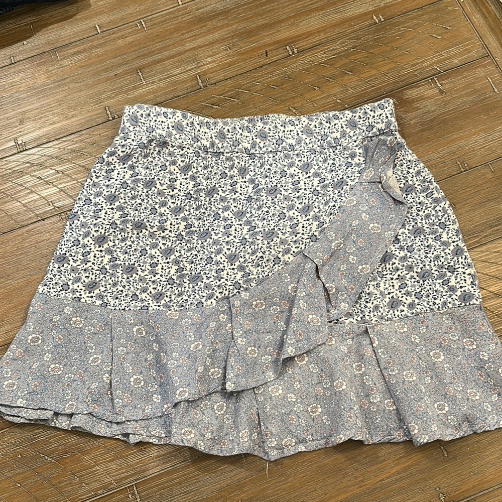 Cute flirty skirt.  Juniors size small